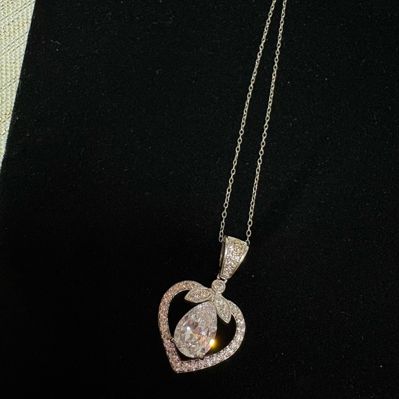 Elegant Silver Heart Pendant Necklace - Picture 1 of 8